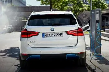 BMW iX3 (od 2020) – fotka 11