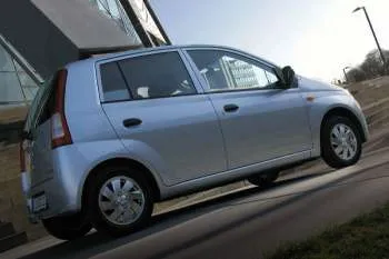 Daihatsu Cuore päťdverový hatchback (2003 – 2006) – fotka 2