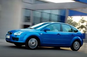 Ford Focus päťdverový hatchback (2004 – 2008) – fotka 9
