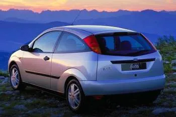 Ford Focus trojdverový hatchback (1998 – 2001) – fotka 2