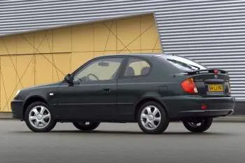 Hyundai Accent trojdverový hatchback (2003 – 2006) – fotka 2
