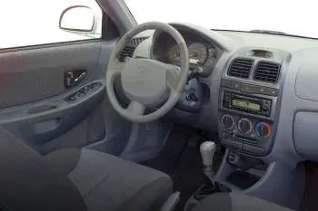 Hyundai Accent trojdverový hatchback (2003 – 2006) – fotka 6