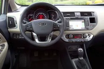 Kia Rio trojdverový hatchback (2011 – 2015) – fotka 9