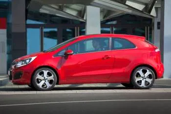 Kia Rio trojdverový hatchback (2011 – 2015) – fotka 12