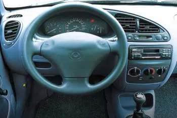 Mazda 121 trojdverový hatchback (1996 – 2000) – fotka 5