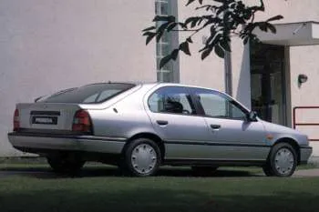 Nissan Primera hatchback (1990 – 1993) – fotka 2