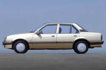 Opel Ascona 1.8 E CD štvordverový sedan – fotka 4