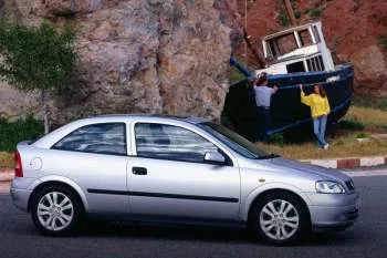Opel Astra 1.7 CDTi Sport Edition II trojdverový hatchback – fotka 3