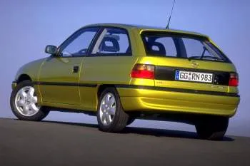 Opel Astra trojdverový hatchback (1994 – 1998) – fotka 2