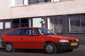 Opel Astra trojdverový hatchback (1994 – 1998) – fotka 3