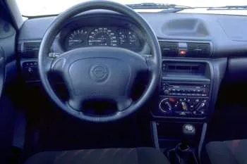 Opel Astra trojdverový hatchback (1994 – 1998) – fotka 4