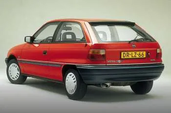 Opel Astra 1.6i Young trojdverový hatchback – fotka 2