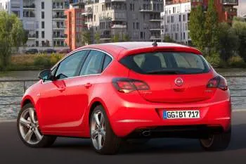 Opel Astra (2009 – 2012) – fotka 12