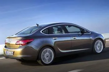 Opel Astra 1.6 Turbo Cosmo – fotka 5