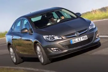 Opel Astra 1.6 Turbo Cosmo – fotka 6