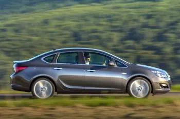 Opel Astra 1.6 Turbo Cosmo – fotka 7