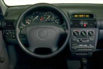Opel Corsa päťdverový hatchback (1997 – 2000) – fotka 4