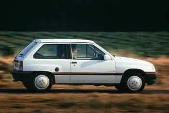 Opel Corsa trojdverový hatchback (1990 – 1993) – fotka 2