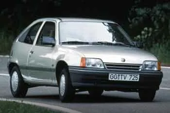 Opel Kadett 1.6i GL trojdverový hatchback – fotka 2