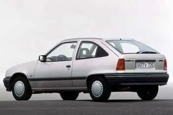 Opel Kadett 1.6i GL trojdverový hatchback – fotka 4