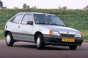 Opel Kadett 1.6i GL trojdverový hatchback – fotka 6