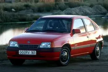 Opel Kadett 1.6i GL trojdverový hatchback – fotka 7