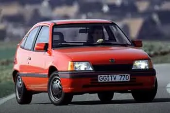 Opel Kadett 1.6i GL trojdverový hatchback – fotka 8