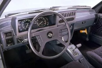 Opel Rekord Caravan päťdverové kombi (1984 – 1986) – fotka 3
