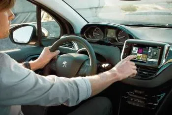 Peugeot 208 trojdverový hatchback (2012 – 2015) – fotka 3