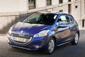 Peugeot 208 trojdverový hatchback (2012 – 2015) – fotka 11