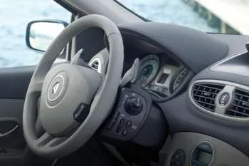 Renault Clio trojdverový hatchback (2005 – 2009) – fotka 3