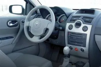 Renault Megane trojdverový hatchback (2002 – 2006) – fotka 9