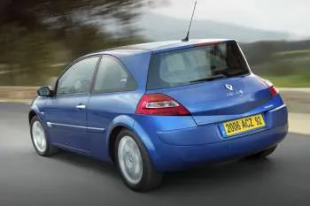 Renault Megane 2.0 16V Tech Line trojdverový hatchback – fotka 8