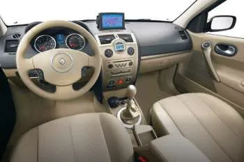 Renault Megane trojdverový hatchback (2006 – 2008) – fotka 12