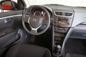 Suzuki Swift trojdverový hatchback (2010 – 2014) – fotka 8
