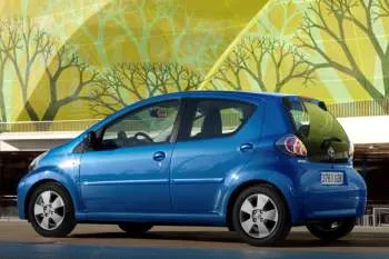 Toyota Aygo päťdverový hatchback (2009 – 2012) – fotka 2