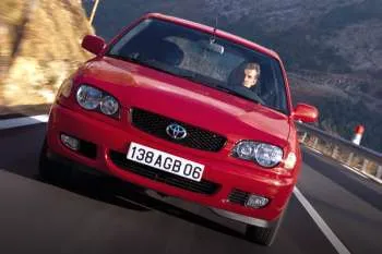 Toyota Corolla trojdverový hatchback (2000 – 2002) – fotka 3
