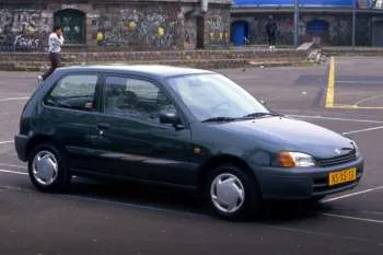 Toyota Starlet trojdverový hatchback (1996 – 1999) – fotka 3