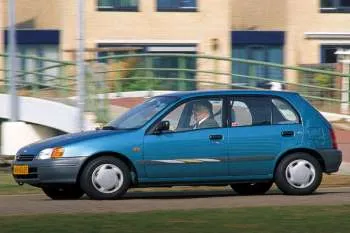 Toyota Starlet päťdverový hatchback (1996 – 1999) – fotka 3